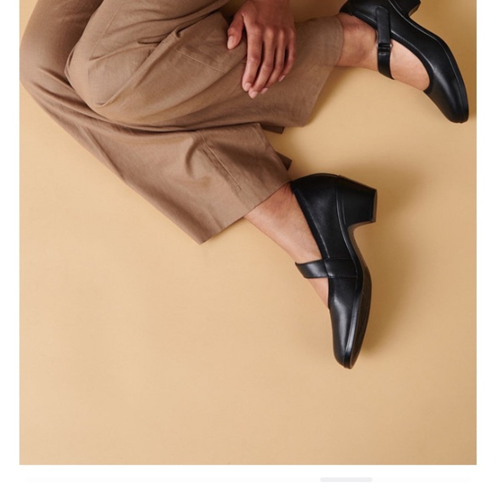 Clarks Emily2 Mabel Black Leather Flats with Classic Design and Polished Finish - Picture 14 of 16